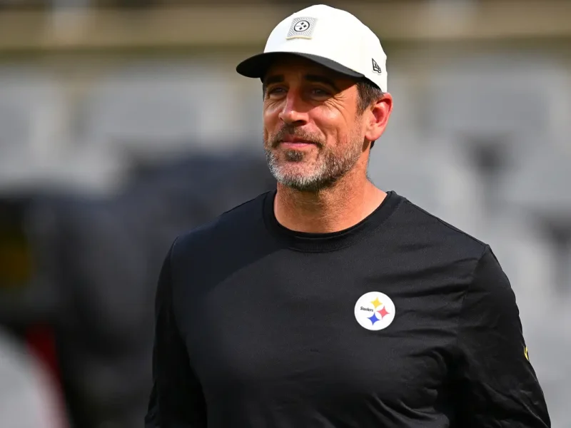 Aaron Rodgers revela planos de aposentadoria ao lado da esposa grávida