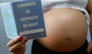 Baixa cobertura vacinal deixa gestantes expostas à gripe e à covid-19