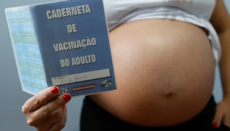 Baixa cobertura vacinal deixa gestantes expostas à gripe e à covid-19