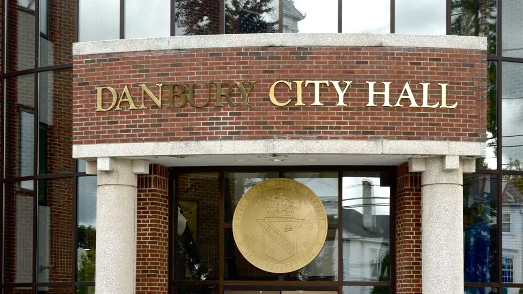 Cidade de Connecticut autoriza residentes permanentes e beneficiários do DACA a ingressarem na polícia