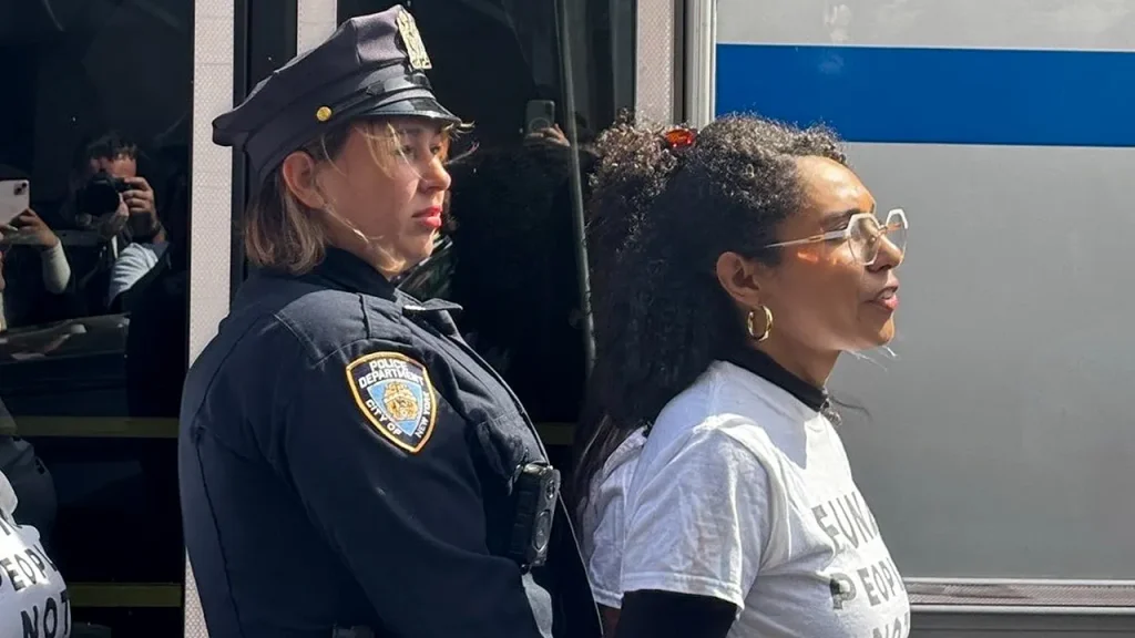 Candidata socialista apoiada por Mamdani é presa em protesto contra Netanyahu em Nova York