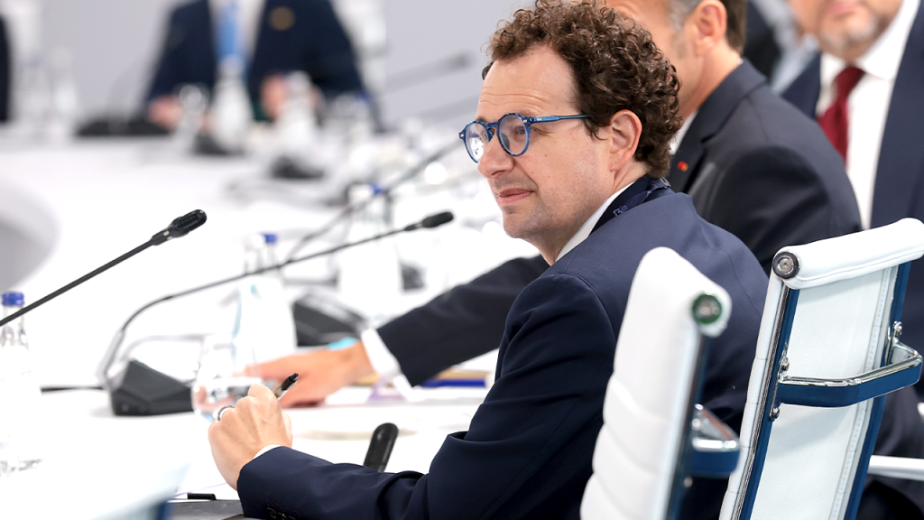 CEO da Anthropic pede desaceleração da corrida da IA e provoca reações divididas