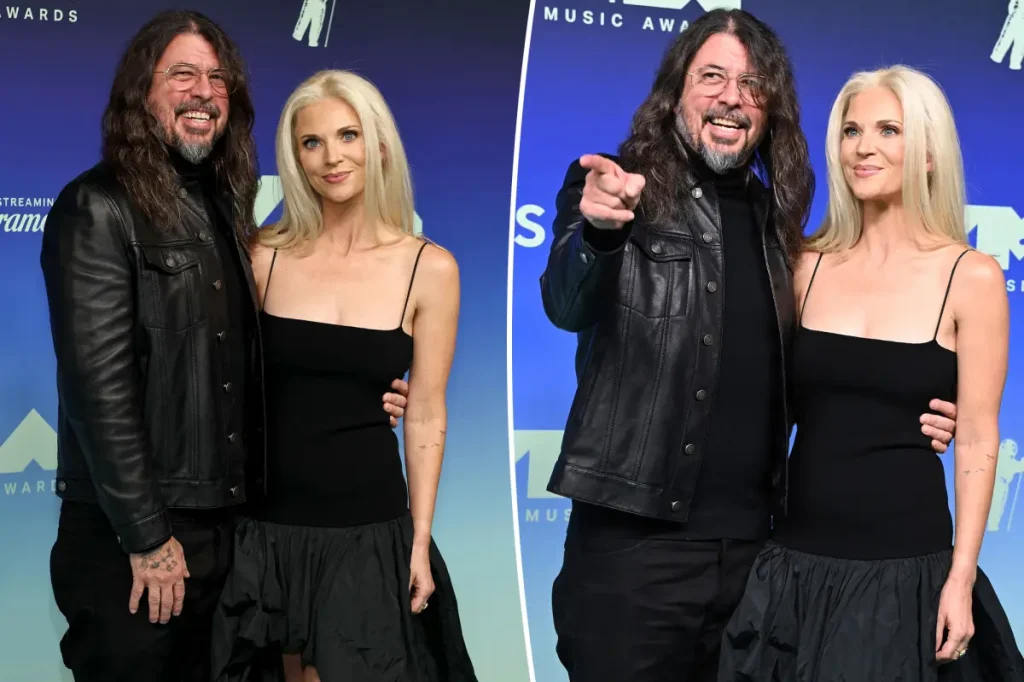 Dave Grohl e Jordyn Blum aparecem juntos no tapete vermelho do MTV VMAs 2026