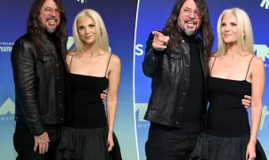 Dave Grohl e Jordyn Blum aparecem juntos no tapete vermelho do MTV VMAs 2026