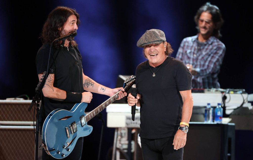 Foo Fighters voltam a abrir para o AC/DC em show remarcado em Nova Jersey
