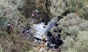 Bombeiros localizam destroços de helicóptero com cantor Rick; não há sobreviventes