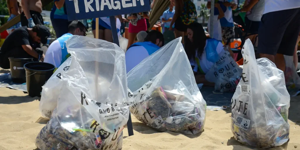 Mutirões de limpeza mobilizam praias de cinco estados em setembro