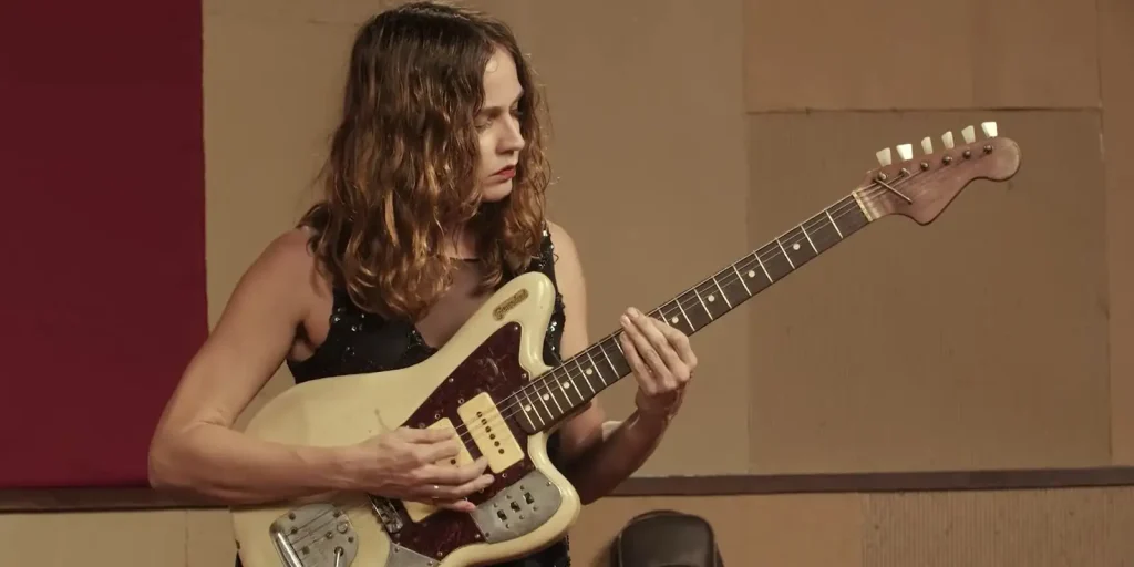 Gabi Terra enfrenta duelos de blues e heavy metal no reality Duelo de Guitarras, da TV Brasil
