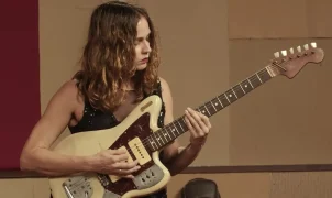 Gabi Terra enfrenta duelos de blues e heavy metal no reality Duelo de Guitarras, da TV Brasil