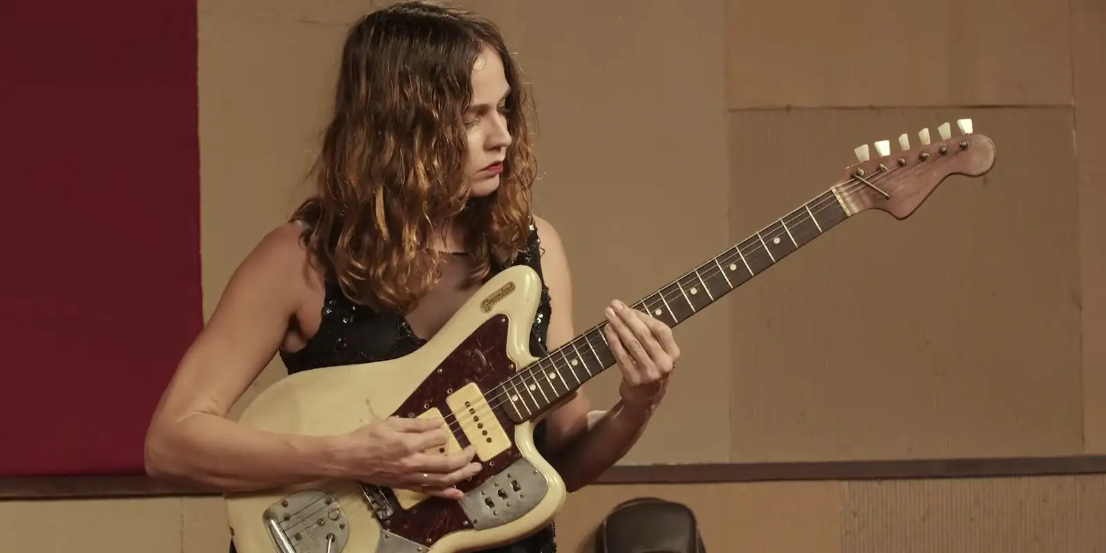 Gabi Terra enfrenta duelos de blues e heavy metal no reality Duelo de Guitarras, da TV Brasil