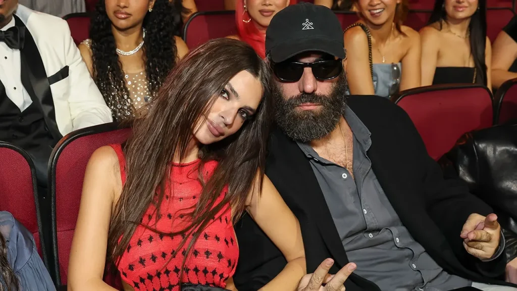 Emily Ratajkowski exibe manicure com iniciais de Romain Gavras no VMA