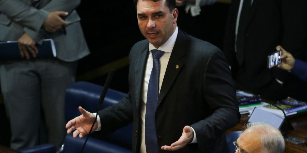Defesa de Flávio Bolsonaro pediu quatro vezes que Mendonça assumisse caso Dark Horse