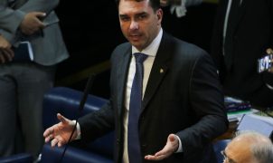 Defesa de Flávio Bolsonaro pediu quatro vezes que Mendonça assumisse caso Dark Horse