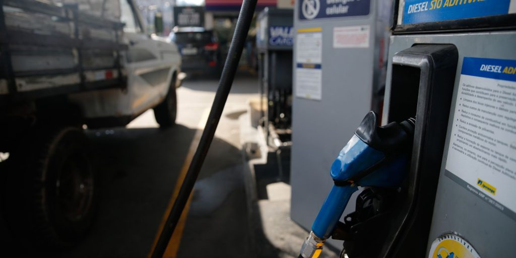Governo amplia subsídios a combustíveis após alta do petróleo