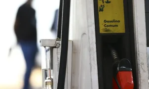 Governo amplia fiscalização e multas para segurar preços dos combustíveis