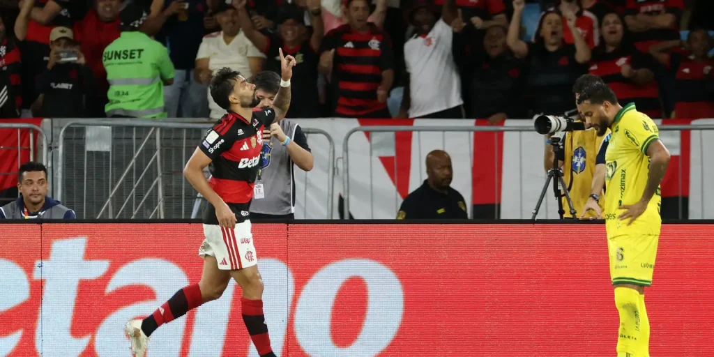Flamengo vence Mirassol no Maracanã e cola na liderança do Brasileirão