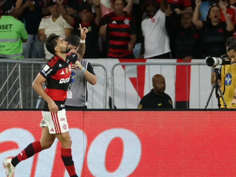 Flamengo vence Mirassol no Maracanã e cola na liderança do Brasileirão