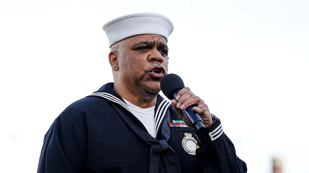 Veterano da Marinha dos EUA viraliza com hino nacional antes de Ole Miss x LSU