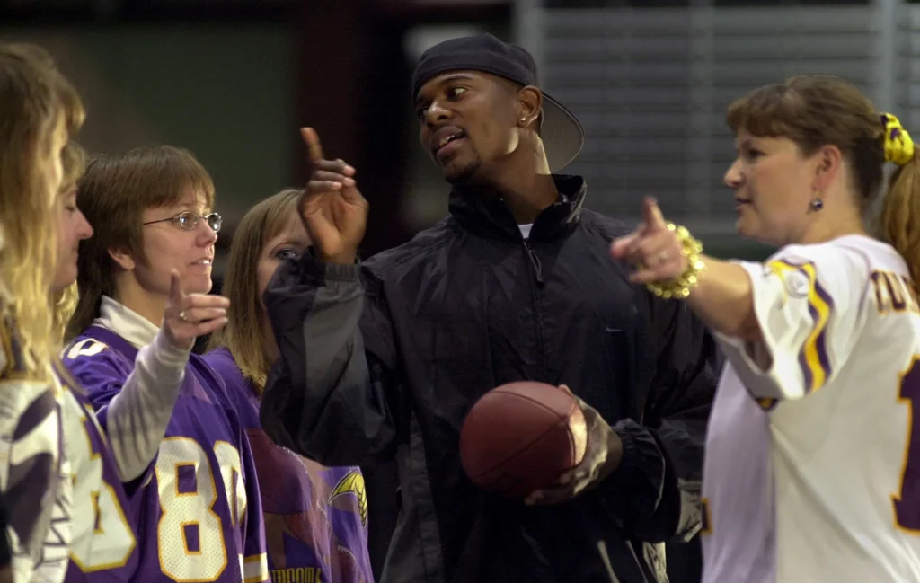 Ex-jogador da NFL aciona EEOC contra multa a KeiTrel Clark por mensagem religiosa no eye black