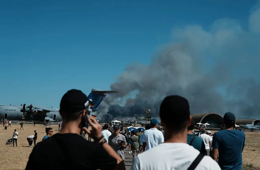 Queda de caça F-4 da Força Aérea Grega durante show aéreo mata dois pilotos