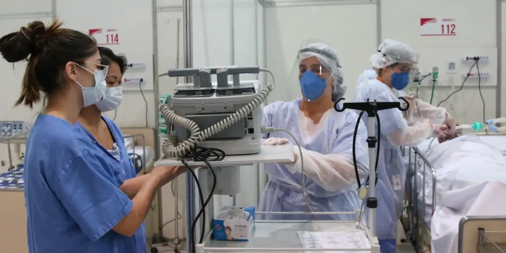 Quase metade dos médicos de UTI no Brasil tem esgotamento emocional elevado, aponta inquérito