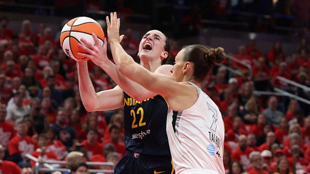 Clark faz história na WNBA e mantém Fever viva nos playoffs contra o Aces
