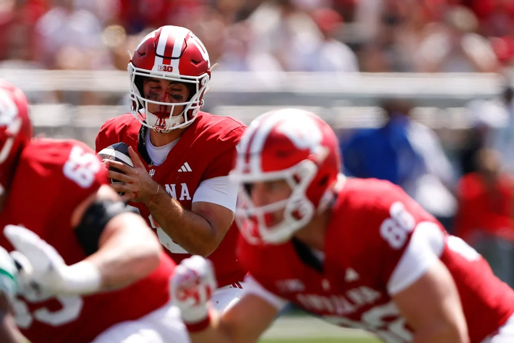 Quarterback do Indiana sofre falta violenta, sangra e segue em campo para lançar touchdown