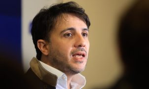 Renan Santos propõe ajuste fiscal com cortes na Previdência e mudança nos pisos de saúde e educação