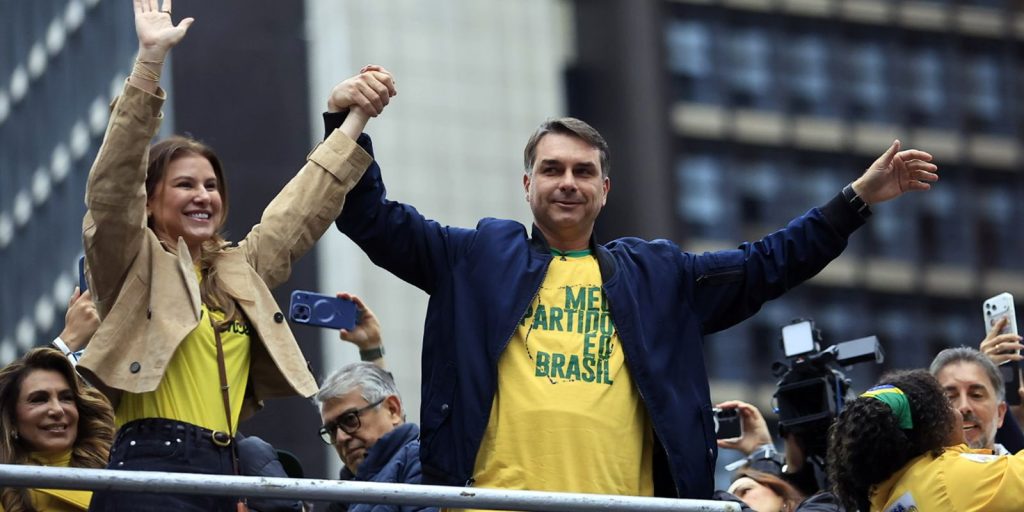 Flávio Bolsonaro apresenta plano com corte de dez ministérios e redução da idade penal