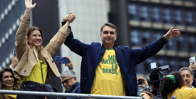 Flávio Bolsonaro apresenta plano com corte de dez ministérios e redução da idade penal