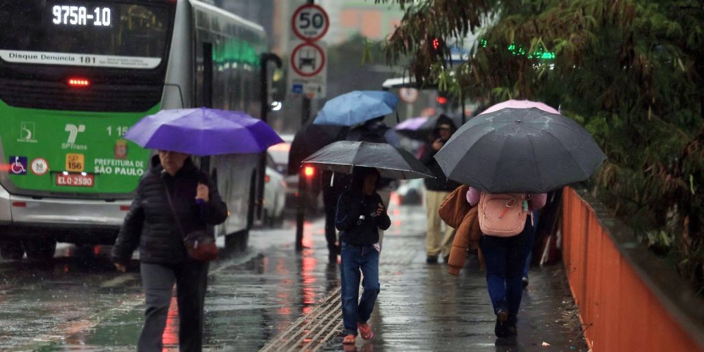 Inmet alerta para chuva de até 100 mm por dia no Sudeste nesta quarta-feira