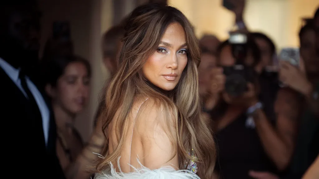 Jennifer Lopez celebra o Dia do Trabalho com look de maiô estampado
