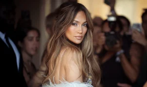 Jennifer Lopez celebrates Labor Day with patterned swimsuit selfie