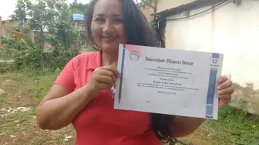 Kennya Silva com o diploma de graduação em Letras