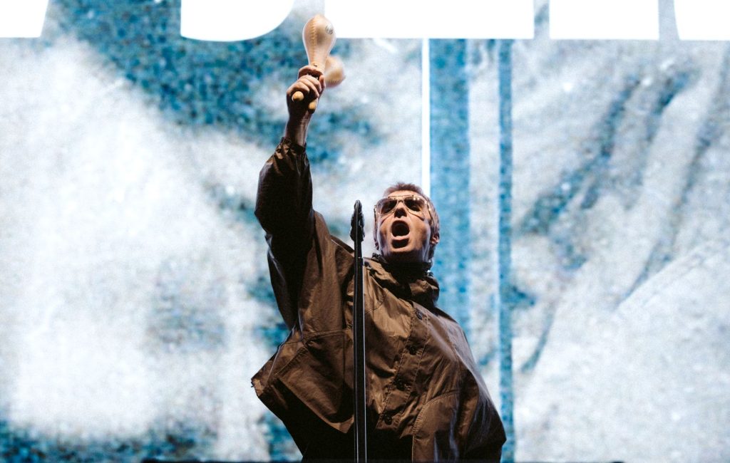 Oasis provoca fãs com teaser em Paris, palco do rompimento da banda em 2009