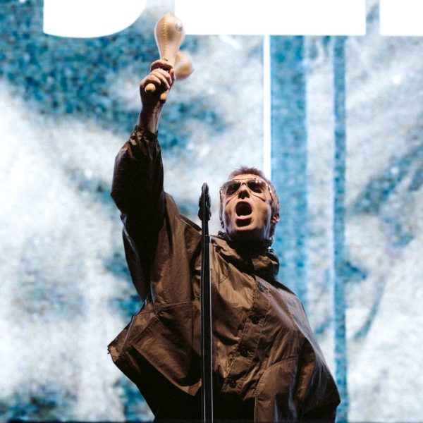 Oasis provoca fãs com teaser em Paris, palco do rompimento da banda em 2009