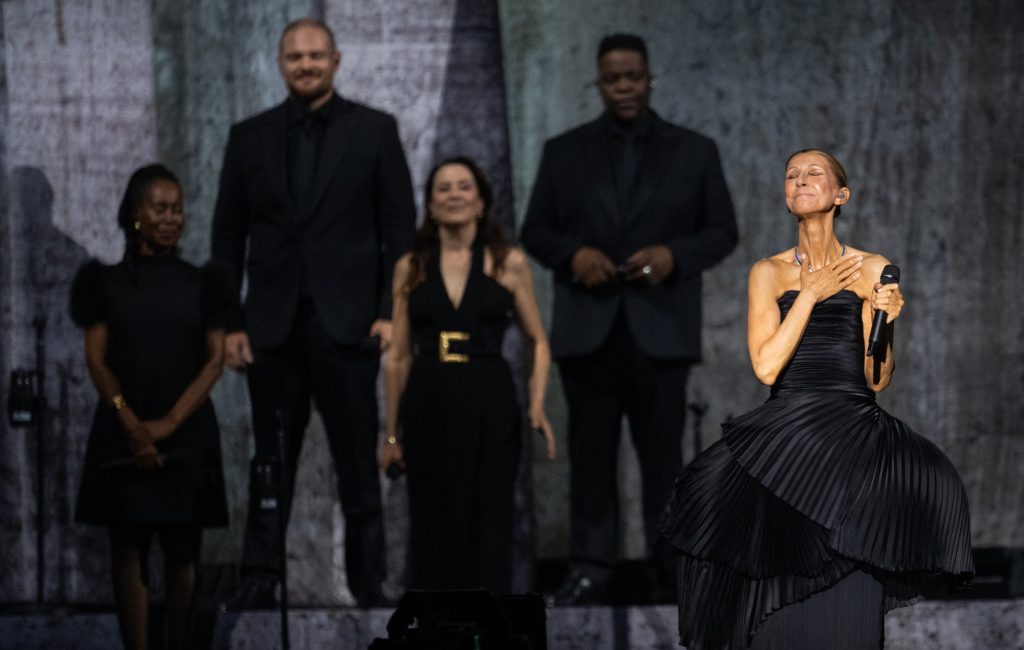 Céline Dion retorna aos palcos em Paris e cumpre promessa: Aqui estou
