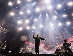 Papa Roach cancela show no Louder Than Life após emergência de saúde do baixista Tobin Esperance