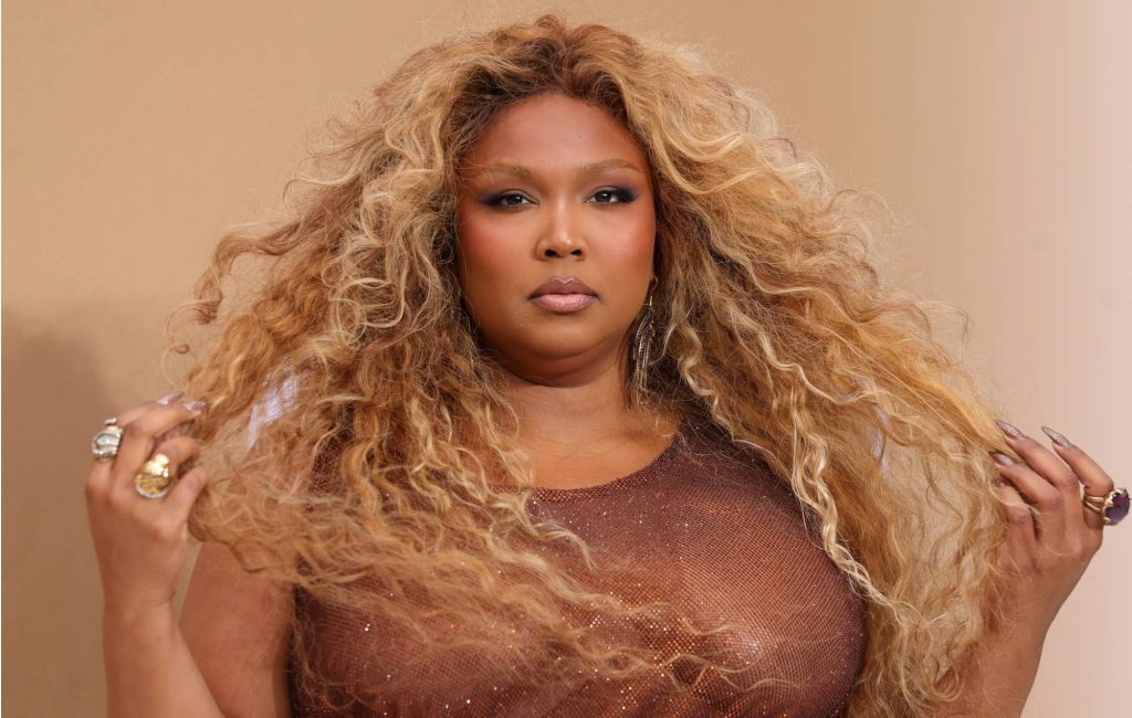 Lizzo comemora arquivamento de processo movido por ex-assistente de guarda-roupa: A verdade prevaleceu