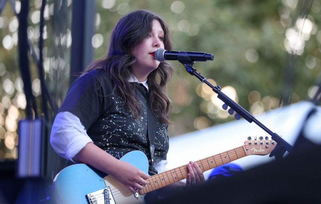 Lucy Dacus lança faixa inédita e celebra 10 anos de No Burden com direitos recuperados