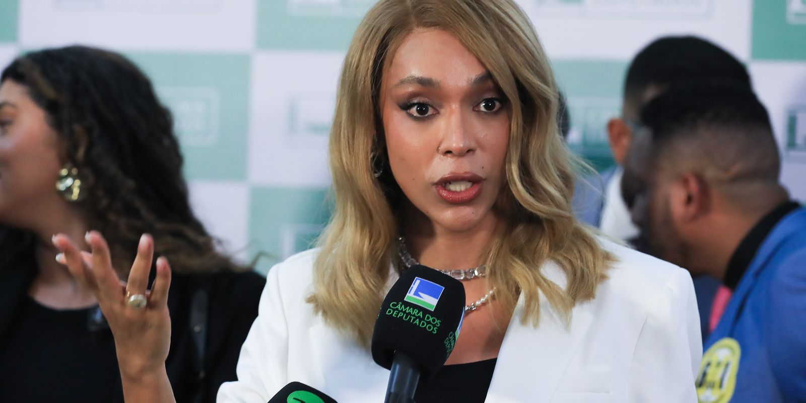 Mendonça recua e libera postagem de Erika Hilton sobre Nossa Senhora Aparecida