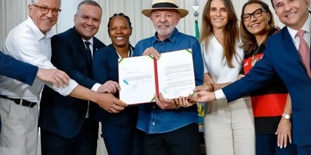 Lula sanciona Lei nº 15.522, que cria diretrizes permanentes para o futebol feminino