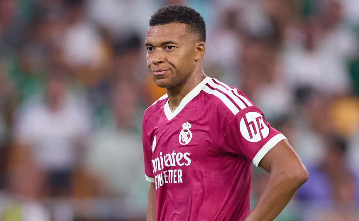 Mbappé rebate memes que o comparam a ditador: Não acho que já fiz isso na minha vida