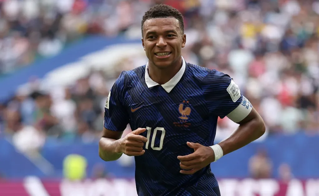 Mbappé volta de gripe e comanda França na estreia de Zidane contra a Turquia