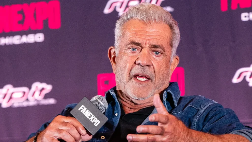 Mel Gibson se desculpa após zombar de intérprete de libras em evento no Canadá