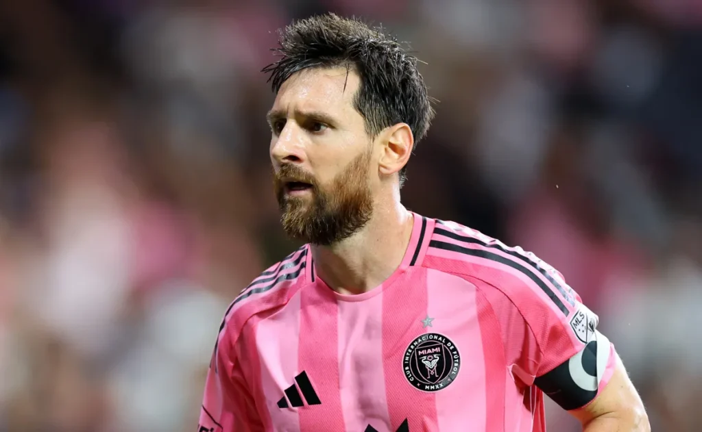 Messi marca de falta contra o San Diego e fica a quatro gols do recorde histórico