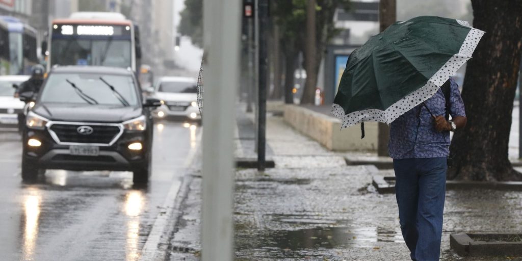 Ciclone extratropical segue ativo e mantém alerta de chuvas até segunda-feira