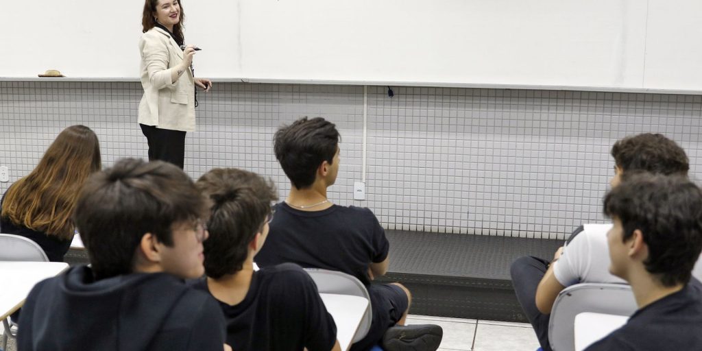 Inep libera cartilha com critérios e exemplos de redação do Enem 2026