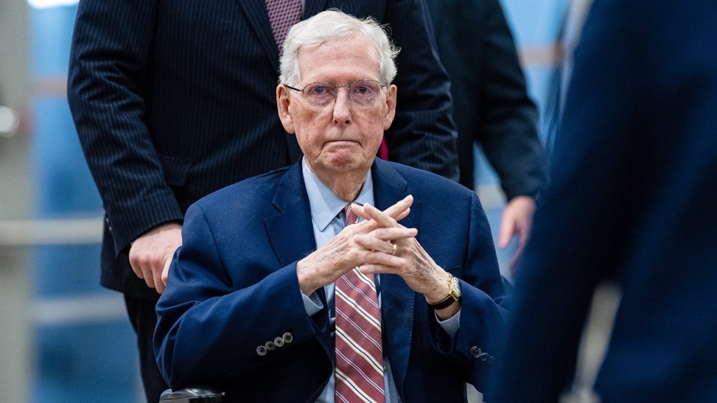 McConnell volta ao Senado após ausência de meses e vota em indicação judicial de Trump