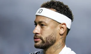 Neymar critica estado do gramado da Vila Belmiro após lesão na Copa do Brasil